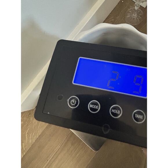 9 1/4” Tall White Vase Vintage WCL Scalloped Home Decor Table Centerpiece Entry - Picture 16 of 16